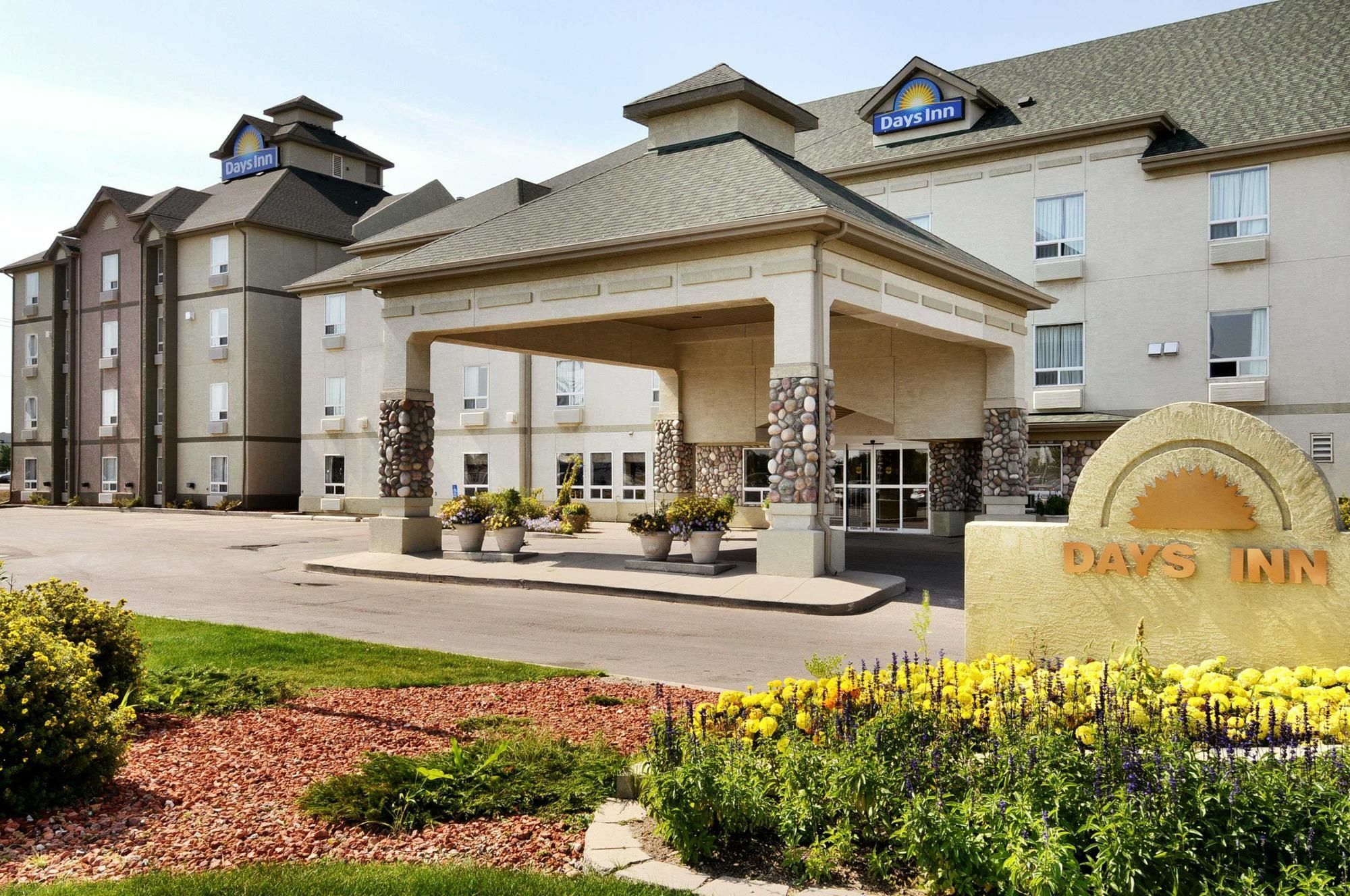Days Inn By Wyndham Риджайна Экстерьер фото